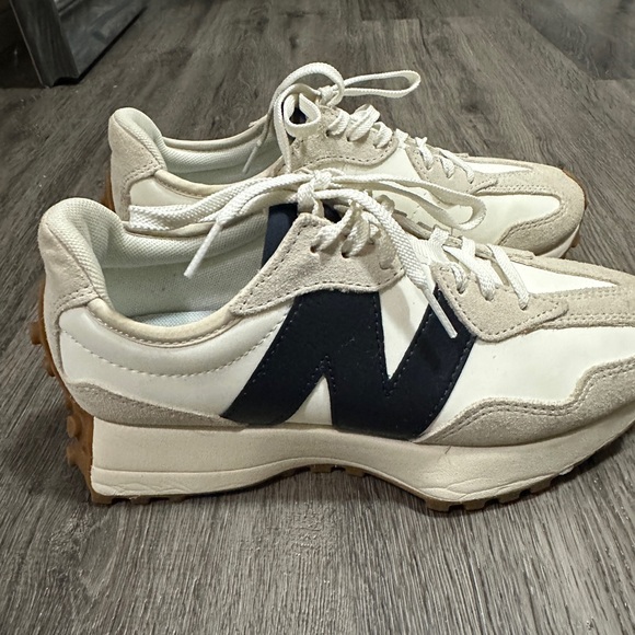 New Balance 327 - Picture 3 of 5